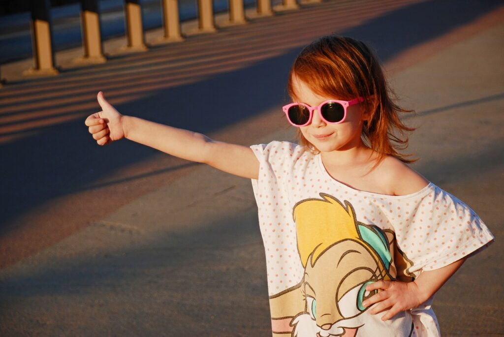 girl, railway station, taxi-3382405.jpg